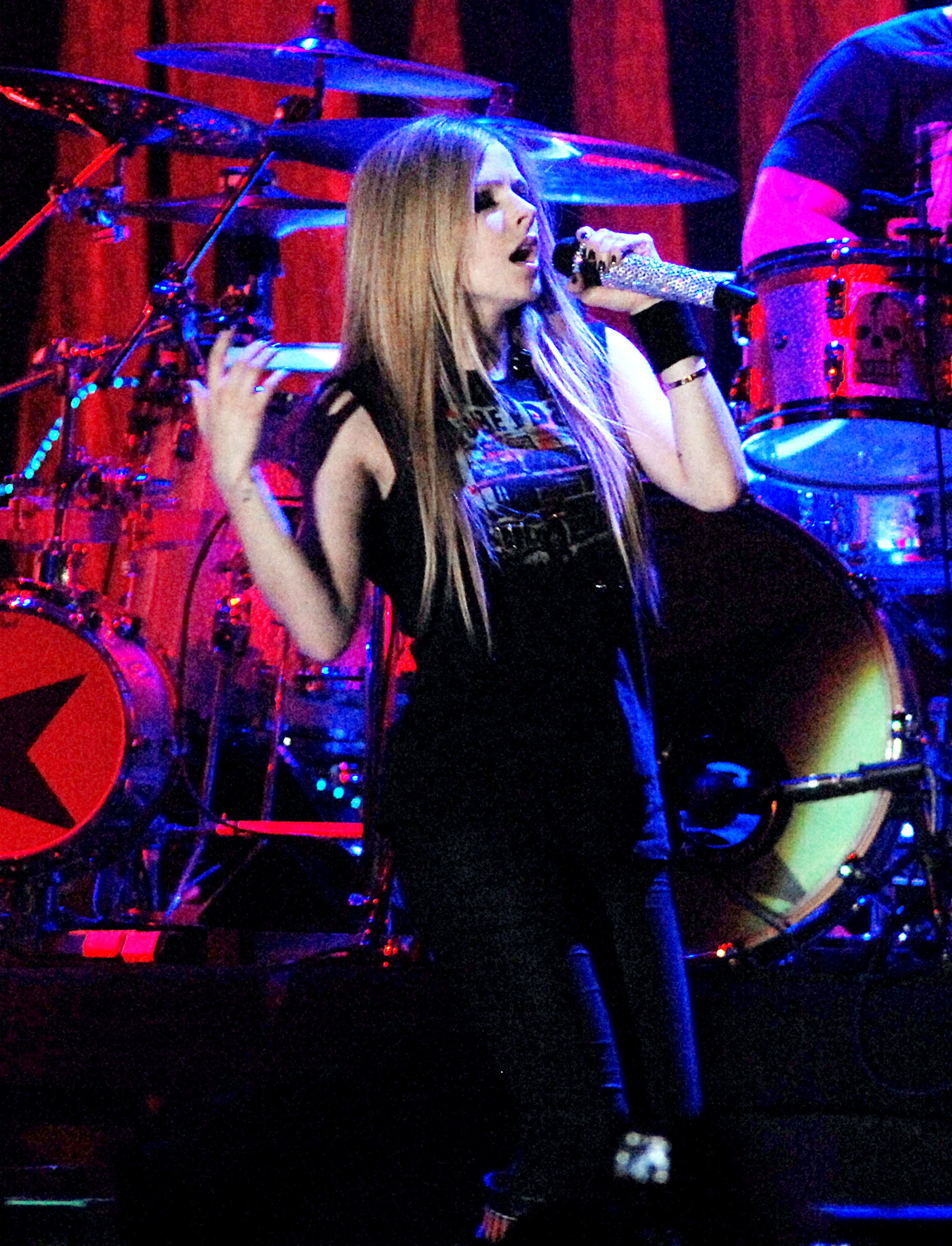 Avril Lavigne performing live at Palaolimpico Turin | Picture 72576